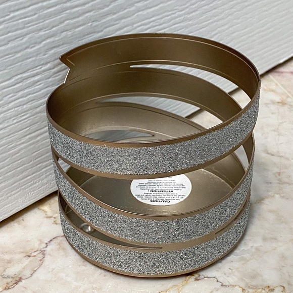 BRAND NEW Bath & Body Works Winter Silver Glitter Ribbon 3 Wick Candle Holder - Picture 2 of 3